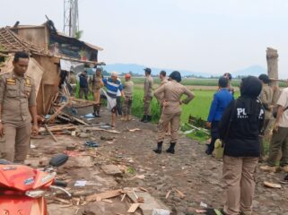 DIBONGKAR: Suasana pembongkaran warung esek-esek di kawasan Pasir Panjang Paiton, Probolinggo. (foto: Ali Ya'lu).