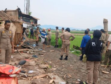 DIBONGKAR: Suasana pembongkaran warung esek-esek di kawasan Pasir Panjang Paiton, Probolinggo. (foto: Ali Ya'lu).