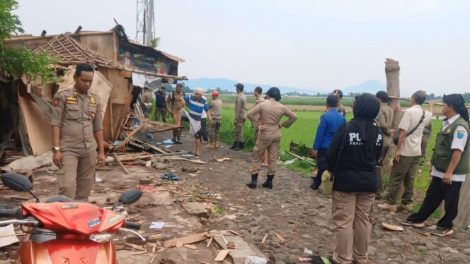 
					DIBONGKAR: Suasana pembongkaran warung esek-esek di kawasan Pasir Panjang Paiton, Probolinggo. (foto: Ali Ya'lu).