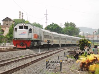 LEBIH CEPAT: Salah satu kereta api di wilayan Daop 9 Jember sedang melintas. (foto: Hafiz Rozani)
