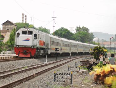 LEBIH CEPAT: Salah satu kereta api di wilayan Daop 9 Jember sedang melintas. (foto: Hafiz Rozani)
