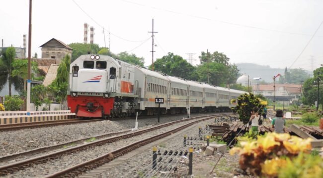 LEBIH CEPAT: Salah satu kereta api di wilayan Daop 9 Jember sedang melintas. (foto: Hafiz Rozani)
