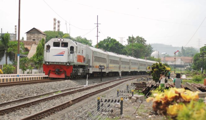 
					LEBIH CEPAT: Salah satu kereta api di wilayan Daop 9 Jember sedang melintas. (foto: Hafiz Rozani)
