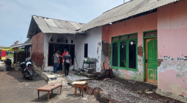 TERBAKAR: Kondisi rumah pasangan suami istri  Ardianto dan Siti Khotijah usai dibakar. (foto: Hafiz Rozani).