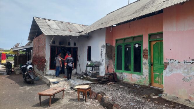 
					TERBAKAR: Kondisi rumah pasangan suami istri  Ardianto dan Siti Khotijah usai dibakar. (foto: Hafiz Rozani).