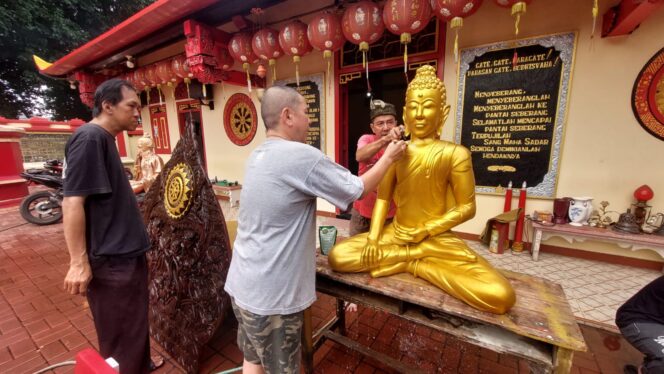 
					BERSIH-BERSIH: Pengurus klenteng Tri Dharma Sumber Naga Kota Probolinggo, Ervan Sudjuanto, sedang membersihkan patung Budha. (foto: Hafiz Rozani)
