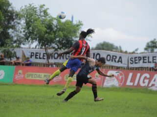 DUEL: Pemain Persipro 1954 (jersey coklat) saat berduel dengan pemain Banyuwangi Putra. (Foto: istimewa)
