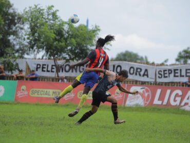 DUEL: Pemain Persipro 1954 (jersey coklat) saat berduel dengan pemain Banyuwangi Putra. (Foto: istimewa)
