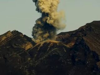 Gunung Semeru Erupsi.