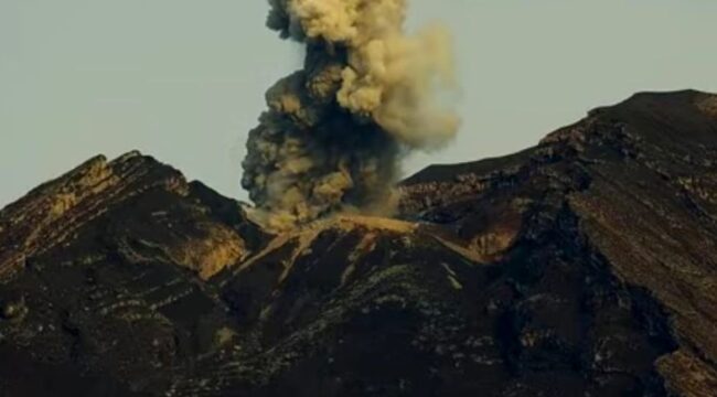 Gunung Semeru Erupsi.