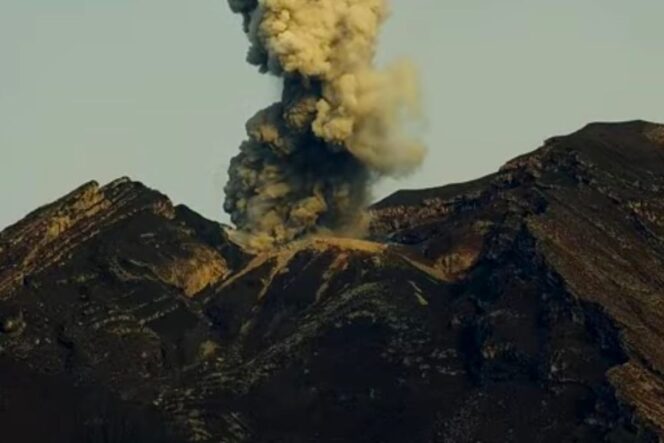 
					Gunung Semeru Erupsi.