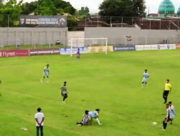 KEOK: Pemain Persid Jember (jersey hitam putih) kalah meladeni permainan pemain Persewangi Banyuwangi di Stadion Diponegoro. (foto: istimewa).
