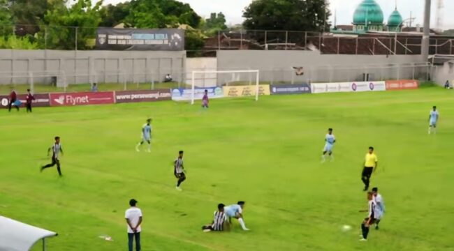 KEOK: Pemain Persid Jember (jersey hitam putih) kalah meladeni permainan pemain Persewangi Banyuwangi di Stadion Diponegoro. (foto: istimewa).
