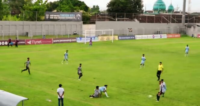 
					KEOK: Pemain Persid Jember (jersey hitam putih) kalah meladeni permainan pemain Persewangi Banyuwangi di Stadion Diponegoro. (foto: istimewa).
