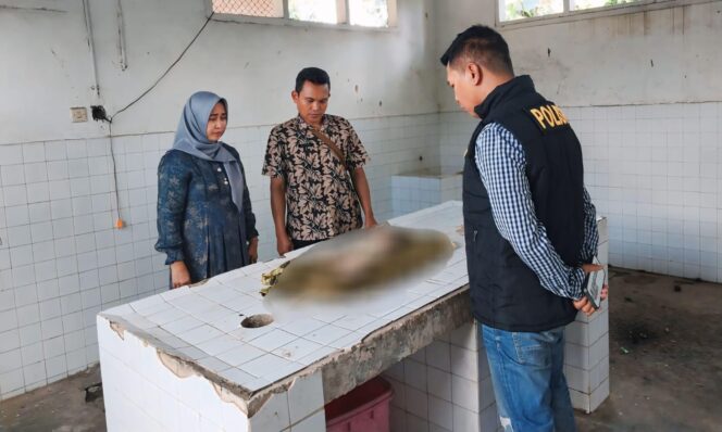 
					IDENTIFIKASI: Aparat kepolisian  tengah mengidentifikasi jenazah bayi yang ditemukan di sungai Desa Darungan, Kec. Tanggul, Kab. Jember. (foto: M. Abdul Rozak Mubarok).