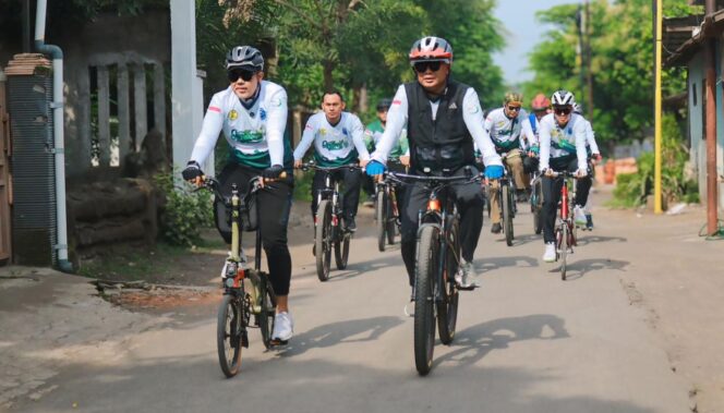 
					HIDUP SEHAT : Bupati Terpilih, Gus Haris (kanan) bersama Pj. Bupati Probolinggo, Ugas Irwanto (rompi hitam) bersepeda bersama ribuan goweser. (foto: istimewa).
