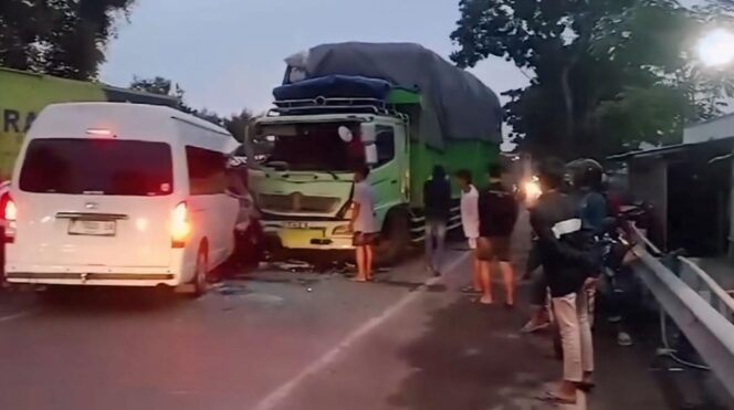 
					OLAH TKP: Anggota Unit Laka Satlantas Polres Probolinggo gelar olah TKP di lokasi kecelakaan. (foto: istimewa)