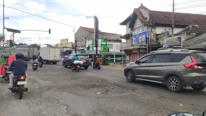 
					RUSAK: Kondisi jalan rusak di kawasan lampu merah Kecamatan Ajung, Kab. Jember, yang membahayakan para pengguna jalan. (foto: M. Abd. Rozak Mubarak).