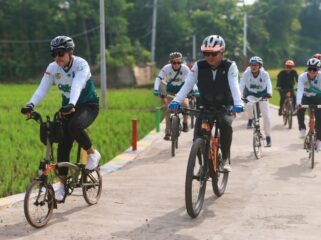 PELOPOR: Bupati Probolinggo terpilih, Gus Haris, didampingi Pj. Bupati Probolinggo, Ugas Irwanto, saat bersepeda bareng dalam ajang Genggong Go Green 2025. (foto: Moch. Rochim).