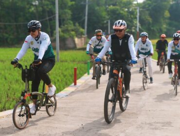 PELOPOR: Bupati Probolinggo terpilih, Gus Haris, didampingi Pj. Bupati Probolinggo, Ugas Irwanto, saat bersepeda bareng dalam ajang Genggong Go Green 2025. (foto: Moch. Rochim).