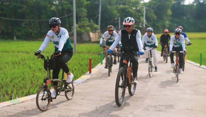 
					PELOPOR: Bupati Probolinggo terpilih, Gus Haris, didampingi Pj. Bupati Probolinggo, Ugas Irwanto, saat bersepeda bareng dalam ajang Genggong Go Green 2025. (foto: Moch. Rochim).