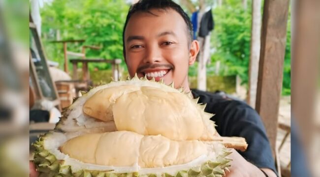 Babun Wahyudi, penikmat durian asal Lumajang.