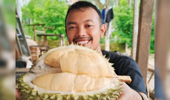 
					Babun Wahyudi, penikmat durian asal Lumajang.