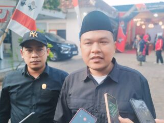 Ketua KPU Kabupaten Probolinggo, Aliwafa (berkopiah) saat dimintai keterangan. (foto: Ali Ya'lu).
