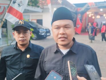 Ketua KPU Kabupaten Probolinggo, Aliwafa (berkopiah) saat dimintai keterangan. (foto: Ali Ya'lu).
