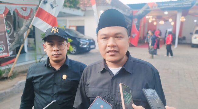 Ketua KPU Kabupaten Probolinggo, Aliwafa (berkopiah) saat dimintai keterangan. (foto: Ali Ya'lu).
