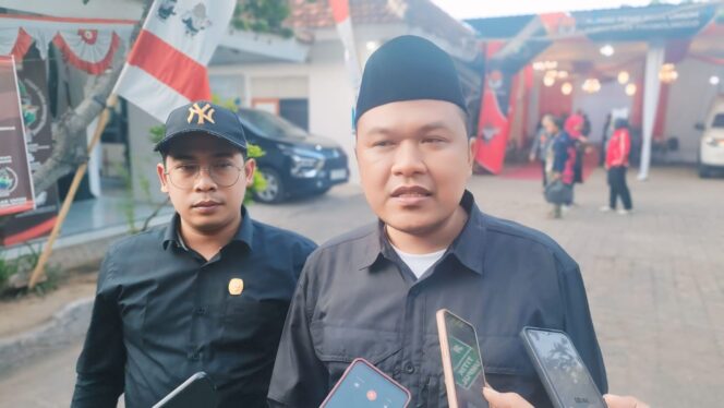 
					Ketua KPU Kabupaten Probolinggo, Aliwafa (berkopiah) saat dimintai keterangan. (foto: Ali Ya'lu).
