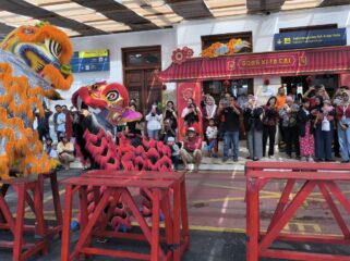 ATRAKSI: Pertunjukan barongsai di stasiun Jember dalam rangka Tahun Baru Imlek 2576. (foto: M. Abd. Rozaq Mubarak).