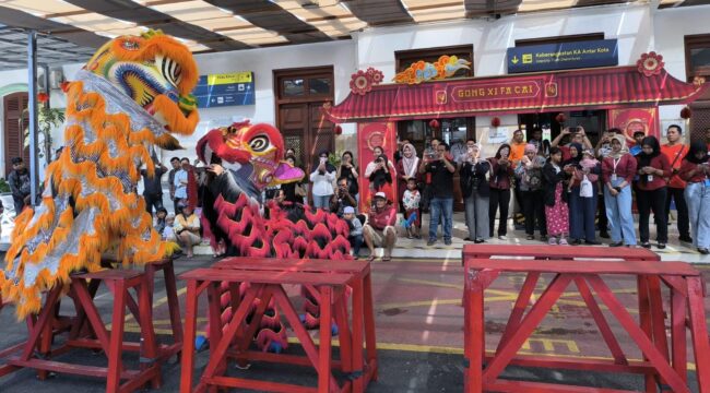 ATRAKSI: Pertunjukan barongsai di stasiun Jember dalam rangka Tahun Baru Imlek 2576. (foto: M. Abd. Rozaq Mubarak).