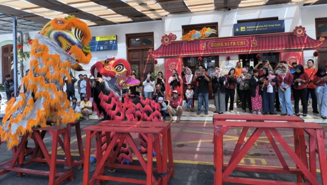 
					ATRAKSI: Pertunjukan barongsai di stasiun Jember dalam rangka Tahun Baru Imlek 2576. (foto: M. Abd. Rozaq Mubarak).