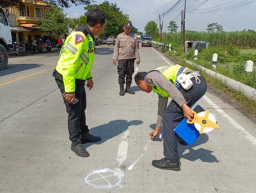 OLAH TKP: Anggota Satlantas Polres Probolinggo saat melakukan olah TKP di lokasi kecelakaan. (foto: Ali Ya'lu)
