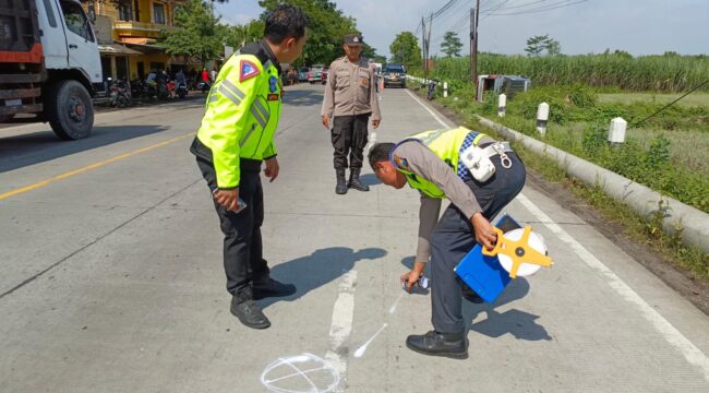 OLAH TKP: Anggota Satlantas Polres Probolinggo saat melakukan olah TKP di lokasi kecelakaan. (foto: Ali Ya'lu)
