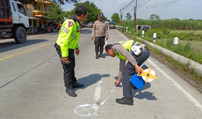 
					OLAH TKP: Anggota Satlantas Polres Probolinggo saat melakukan olah TKP di lokasi kecelakaan. (foto: Ali Ya'lu)
