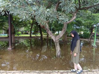 MENGGENANG: Salah satu lokasi di Taman Maramis yang menggenang akibat guyuran hujan. (Foto: Hafiz Rozani).
