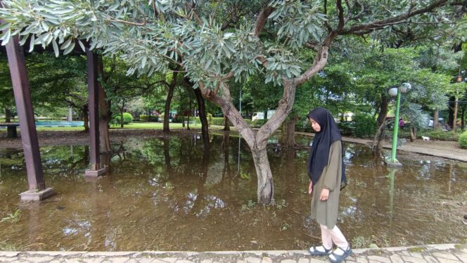 
					MENGGENANG: Salah satu lokasi di Taman Maramis yang menggenang akibat guyuran hujan. (Foto: Hafiz Rozani).
