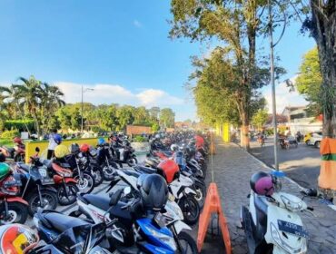 Tempat parkir di Alun-alun Lumajang.