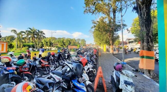 Tempat parkir di Alun-alun Lumajang.