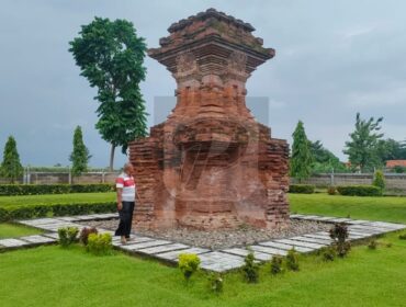 PENINGGALAN SEJARAH: Bangunan Candi Sudut yang berada di barat daya Candi Jabung masih berdiri kokoh. (foto: Ali Ya'lu).