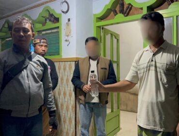 MERESAHKAN:  Pengamanan pemuda oleh anggota Polres Probolinggo Kota saat pesta miras. (foto: istimewa).
