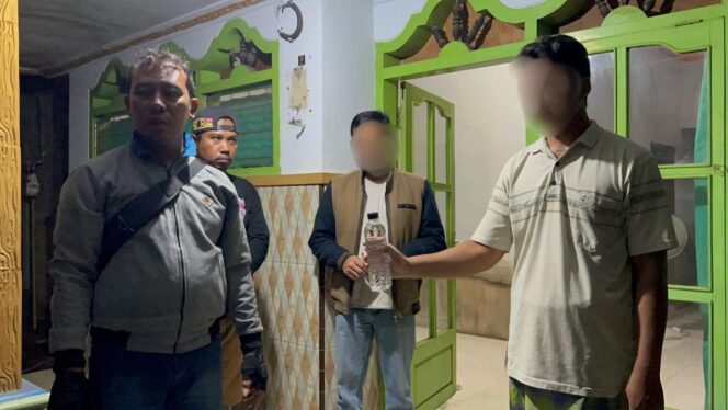 
					MERESAHKAN:  Pengamanan pemuda oleh anggota Polres Probolinggo Kota saat pesta miras. (foto: istimewa).
