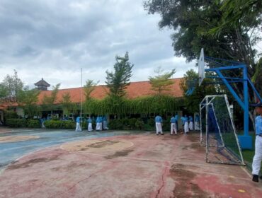 DILARANG: Aktifitas pelajar SMPN 1 Dringu saat jam istirahat. Siswa PAUD hingga SMPN di Kabupaten Probolinggo kini dilarang gelar outing class. (foto: Hafiz Rozani)