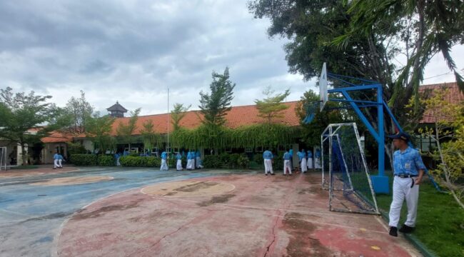 DILARANG: Aktifitas pelajar SMPN 1 Dringu saat jam istirahat. Siswa PAUD hingga SMPN di Kabupaten Probolinggo kini dilarang gelar outing class. (foto: Hafiz Rozani)