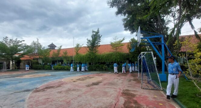 
					DILARANG: Aktifitas pelajar SMPN 1 Dringu saat jam istirahat. Siswa PAUD hingga SMPN di Kabupaten Probolinggo kini dilarang gelar outing class. (foto: Hafiz Rozani)