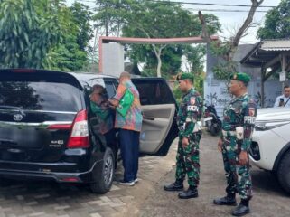 DITANGKAP: Lima pelaku saat diamankan oleh Tim Kodim 0819/Pasuruan terkait dugaan penipuan yang mengatasnamakan sosialisasi program Makan Bergizi Gratis (MBG). (foto: Moh. Rois)