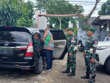 DITANGKAP: Lima pelaku saat diamankan oleh Tim Kodim 0819/Pasuruan terkait dugaan penipuan yang mengatasnamakan sosialisasi program Makan Bergizi Gratis (MBG). (foto: Moh. Rois)