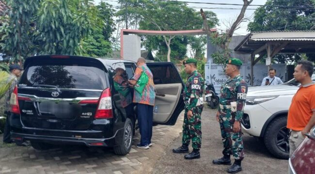 DITANGKAP: Lima pelaku saat diamankan oleh Tim Kodim 0819/Pasuruan terkait dugaan penipuan yang mengatasnamakan sosialisasi program Makan Bergizi Gratis (MBG). (foto: Moh. Rois)